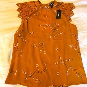 NWT Beautiful Express Top! 🌼